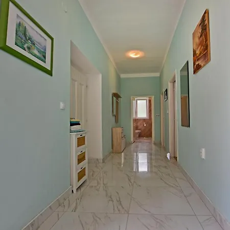 Ella Apartment *
